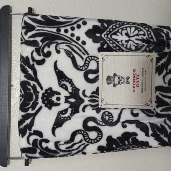 Crimson Gate printed microvelour throw - Picture 2 of 9